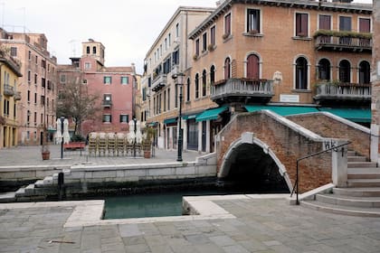 Una plaza desierta en Venecia mientras el gobierno italiano continúa las medidas restrictivas de movimiento de gente