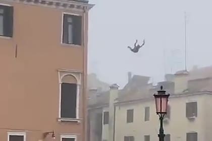 Venecia: un hombre saltó desde el techo de un edificio de tres pisos hacia el Gran Canal