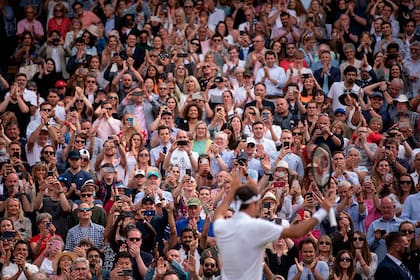 Venerado como pocos: Roger Federer, en Wimbledon, tras superar a Gasquet y avanzar a la tercera ronda.