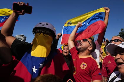 Venezolanos celebran después de que Donald Trump anunciara que el presidente venezolano, Nicolás Maduro, había sido capturado y expulsado del país