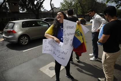 Venezolanos celebran el premio Nobel de la Paz para Corina Machado frente a la embajada en Buenos Aires