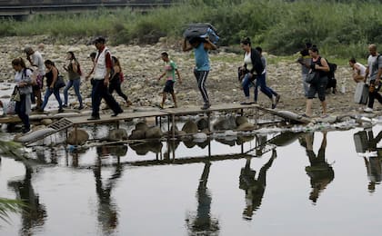 Venezolanos cruzan ilegalmente hacia Colombia cerca del Puente Internacional Simón Bolívar, cerca de Cúcuta. Colombia es el país que más venezolanos acoge.