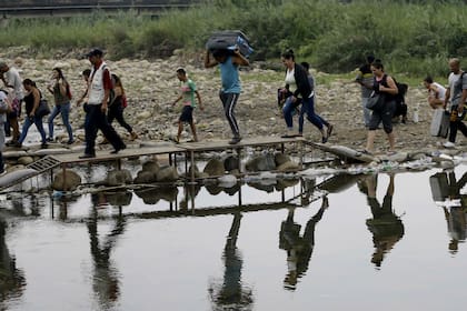 Venezolanos cruzan ilegalmente hacia Colombia cerca del Puente Internacional Simón Bolívar, cerca de Cúcuta. Colombia es el país que más venezolanos acoge.