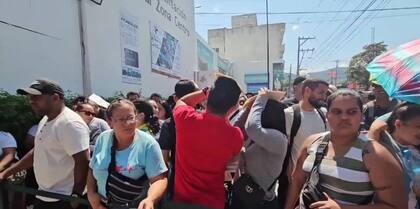 Venezolanos hacen fila en la estación migratoria Sub Representación Federal Zona Centro en Tuxtla Gutiérrez, Chiapas, para inscribirse al programa de vuelos humanitarios a Venezuela otorgado por el gobierno de México