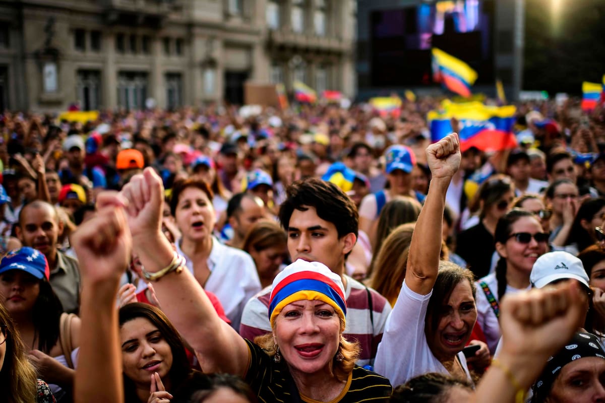 Venezolanos manifestaron en la Plaza del Vaticano, al lado del Teatro Colon, para mostrar su apoyo a Juan Guaidó