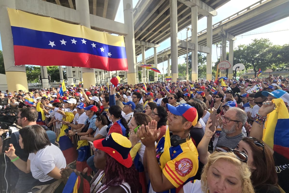 Venezolanos reunidos en Miami, Florida, durante la jornada electoral