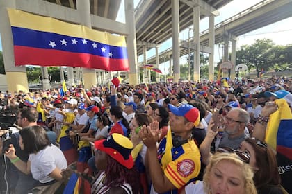 Venezolanos reunidos en Miami, Florida, durante la jornada electoral