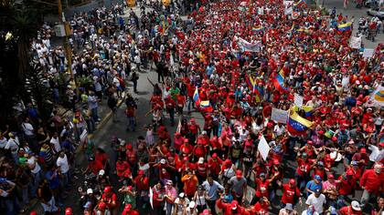 Pese a la derrota en el referendo para cambiar la Constitución y convertir a Venezuela en un estado socialista, Chávez insistió en llevar adelante su propuesta del "poder popular", propio de los regímenes comunistas de la órbita soviética