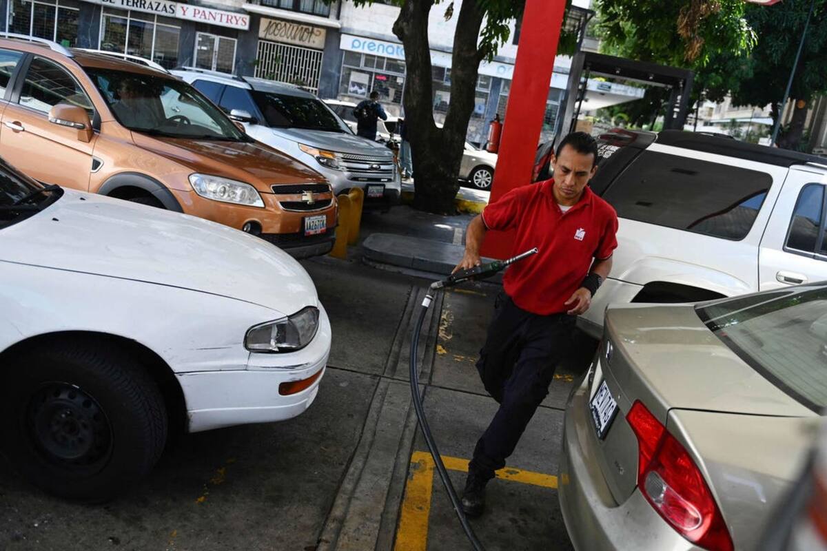 Venezuela sufre por la escasez de combustible y se arman largas filas en las estaciones de servicio