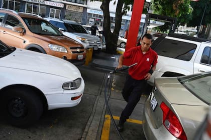 Venezuela sufre por la escasez de combustible y se arman largas filas en las estaciones de servicio