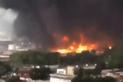 Venezuela: un rayo impactó en una refinería, provocó un feroz incendio y sembró el pánico