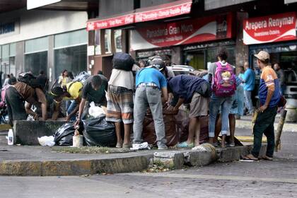 Venezuela vive la peor crisis de su historia. Los ciudadanos para poder sobrevivir se han visto en la necesidad de hurgar en la basura y alimentarse de las sobras, como se ve en esta foto tomada en la avenida Francisco de Miranda de Caracas
