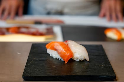 "Venía haciendo puros rolls con frutas, compitiendo con combos y descuentos y esa no era mi idea de comida japonesa. Reformar el local de Bistro era muy caro, también pensé en cambiar el menú y apostar al teishoku (una bandeja con distintos platos al tiempo) hasta que llegó la propuesta de poner un omakase y con mi nombre".