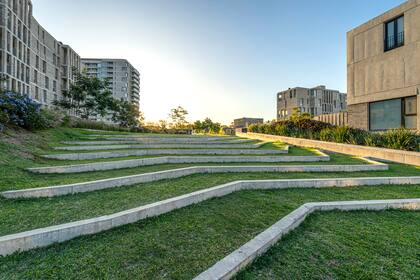 Venice Tigre se define como una ciudad navegable, con un complejo de viviendas en la costa del río Luján. El "lawn" integra el desnivel entre la arquitectura y el canal generando un espacio flexible.
Arquitectura: Estudio Mc Cormack Asoc. Paisajismo: Ana Pessio