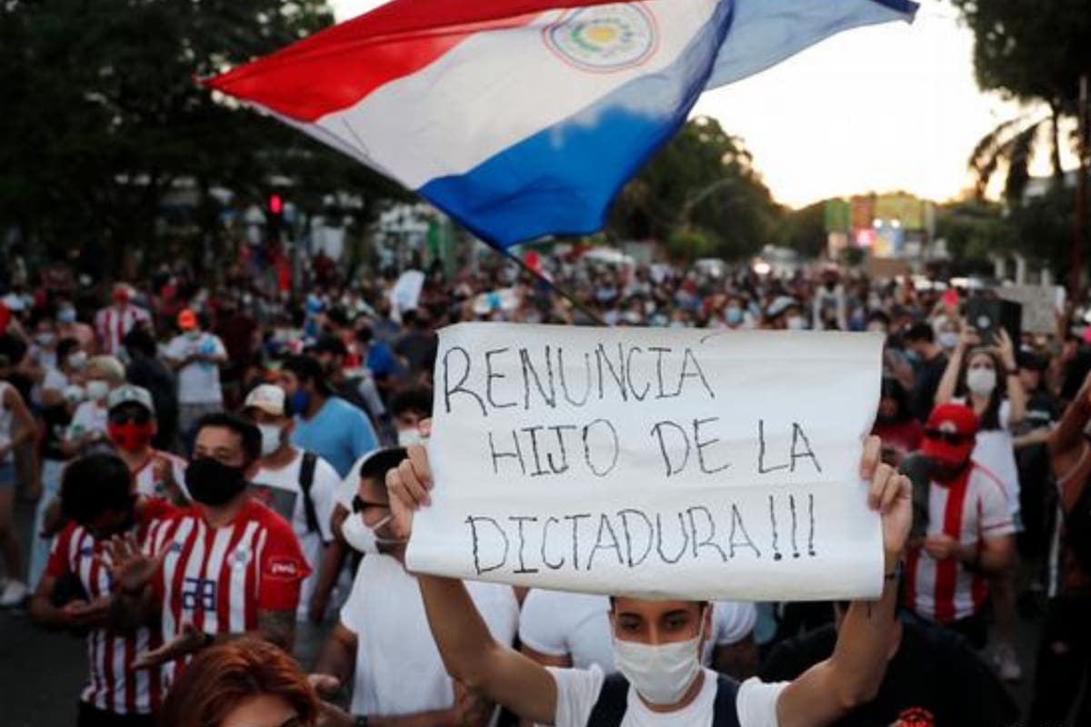 "Venimos por ti, Marito", dice una pancarta en medio de las protestas en Paraguay contra la gestión del presidente Mario Abdo Benítez