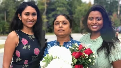 Venkata Vasamsetty junto a sus dos hijas