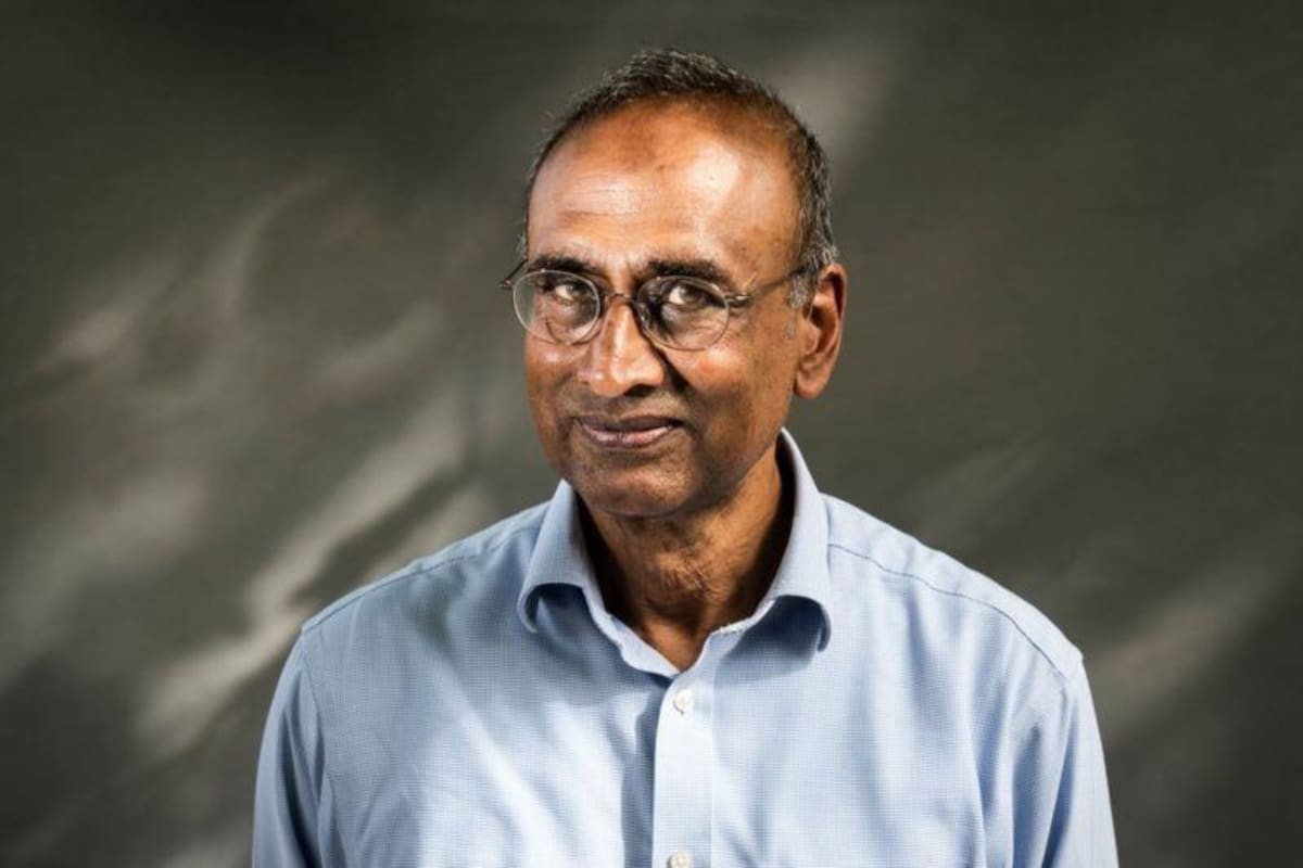 Venki Ramakrishnan, físico, biólogo molecular y Premio Nobel de Química 2009, planteó en su libro Why We Die que la mente humana desarrolló un mecanismo psicológico de protección frente a la mortalidad