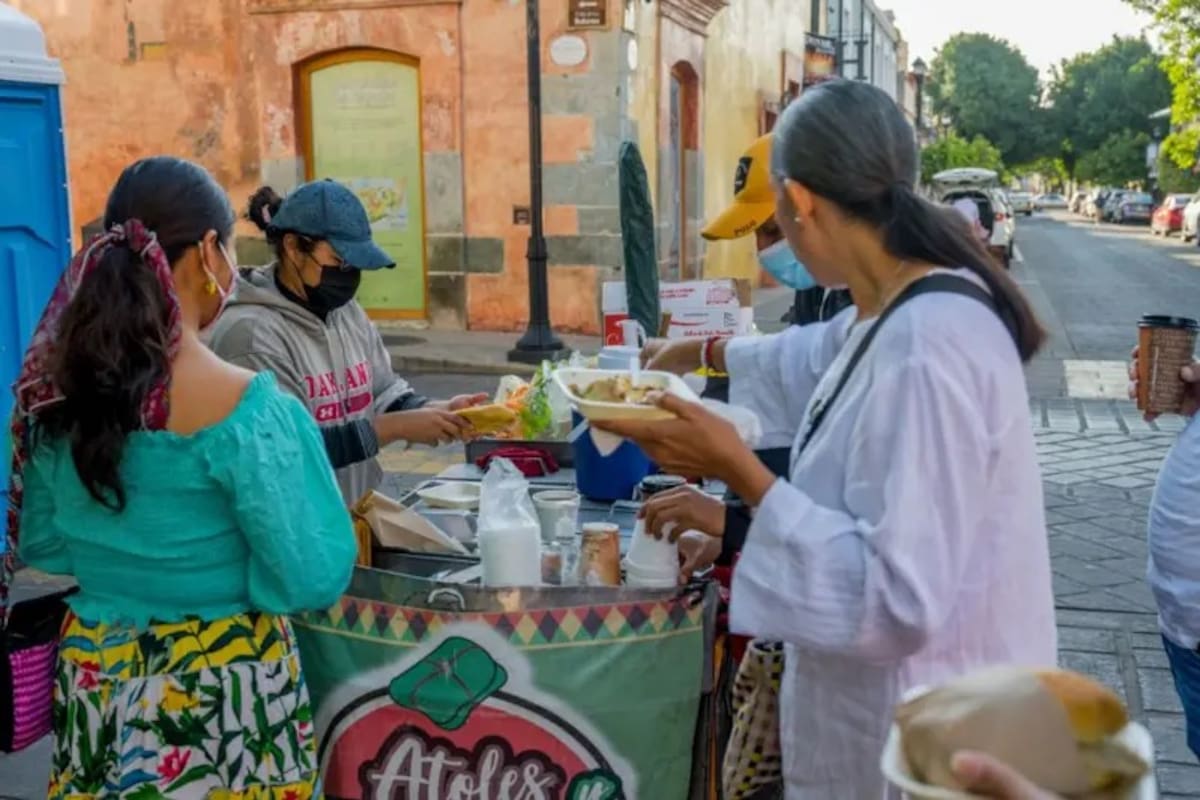 Venta de comida en la calle en México, donde aproximadamente la mitad de la población económicamente activa tiene un empleo informal