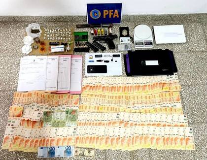 Venta de droga minorista y armas, hallazgos en los allanamientos realizados para detener a policías corruptos