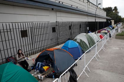 El frío no fue un impedimento para que los más fanáticos acamparan durante varios días