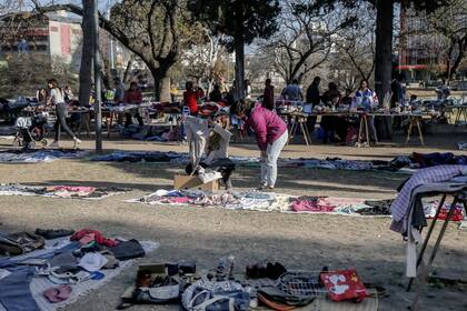 Venta de ropa usada en un parque de la ciudad de Córdoba