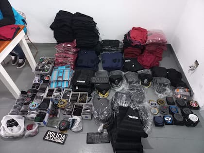 Venta de uniformes policiales truchos en un kiosco de Parque Chacabuco
