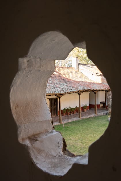 Ventana jesuita sobre los muros de la estancia.