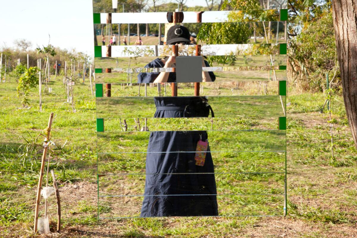 'Ventanas', obra de Eduardo Médici, instalada como parte de la inauguración de MACVILO en el Parque Natural La Lucila.