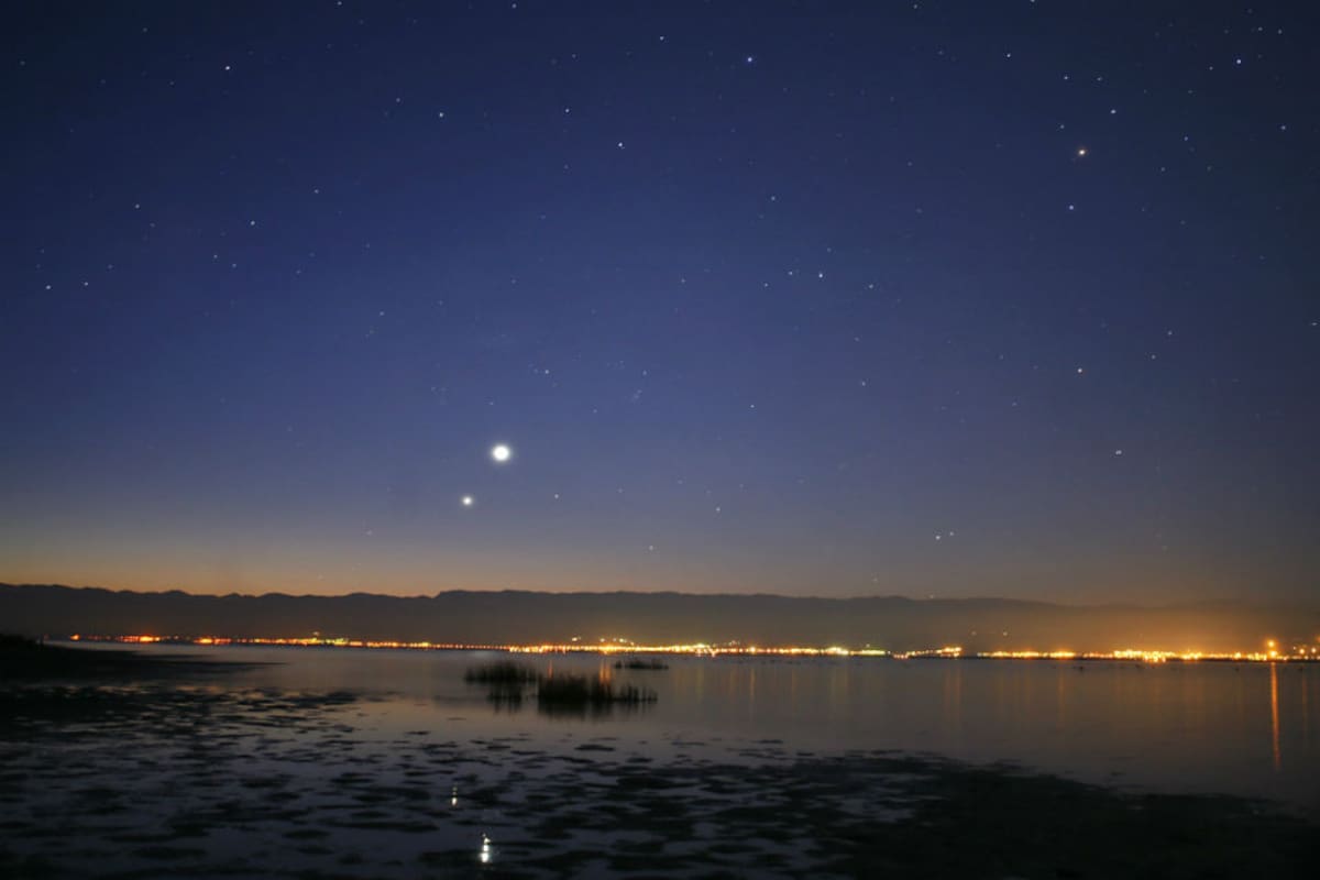 Venus y Júpiter, vistos desde el Mar Caspio