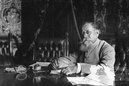 Venustiano Carranza resultó ser el líder revolucionario triunfador tras la salida de Huerta y tuvo el gobierno bajo su mando hasta 1920