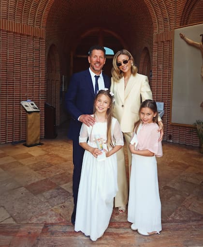"Ver a nuestra hija tomar su primera comunión nos hizo darnos cuenta de lo rápido que pasa el tiempo…. Francesca estaba feliz con sus amigas”, dijo Pereyra