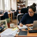 Los expertos en psicología coinciden: quienes tienen su escritorio lleno de objetos afrontan una sobrecarga emocional