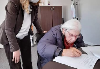 Vera, días atrás, firmando su testimonio en el Ministerio de Justicia de la Nación