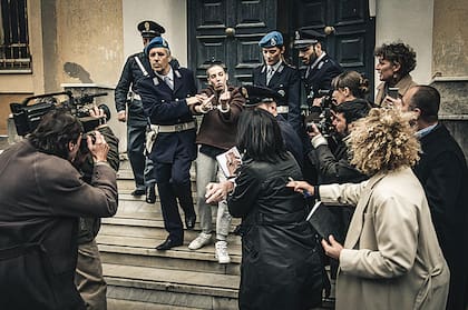Vera en el climax de la película, cuando trasladan a Soledad Rosas del Palacio de Justicia de Turín