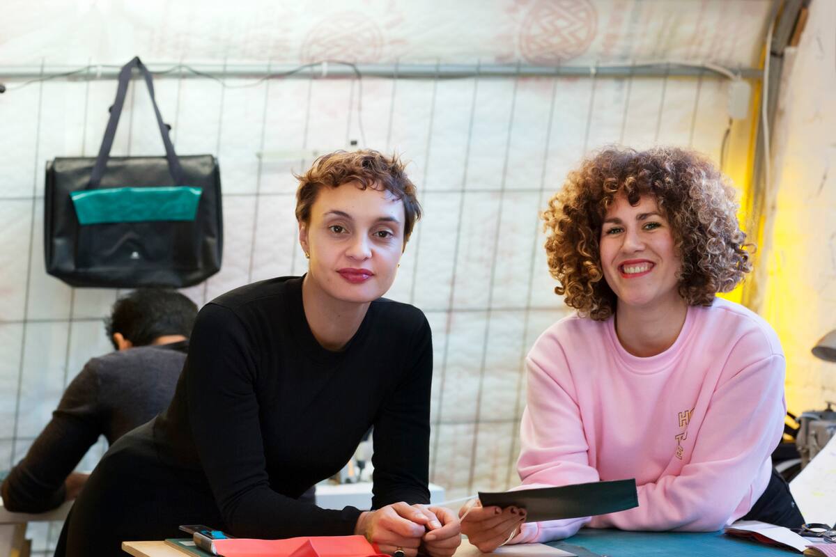 Vera Günther y Nora Azzaoui emprendieron un proyecto de moda sustentable con la misión de abordar la problemática de la inmigración y dar un mensaje: hacen bolsos con la goma reciclada de las naves con que los inmigrantes llegan a las costas griegas