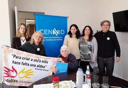 Vera junto a otros integrantes de Adultxs por los derechos de la infancia y funcionarias de la Cenavid