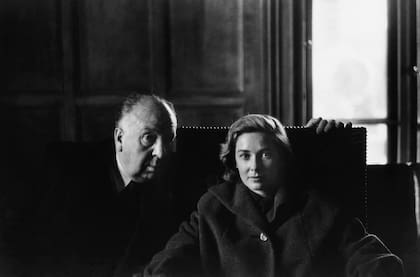 Vera Miles junto a Hitchcock durante la filmación de Psicosis