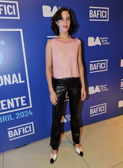 Vera Spinetta, en tanto, posó para los flashes con una musculosa en tono durazno, pantalones de cuero negros y zapatos de tres tonos