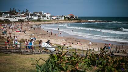 Las olas a la altura de La Barra facilitan la práctica de surf
