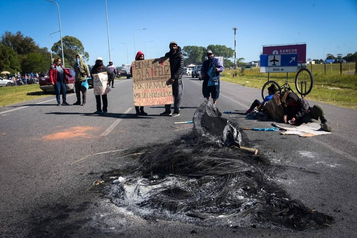 Verano: La temporada en la costa arrancó con la ruta 2 cortada por un piquete