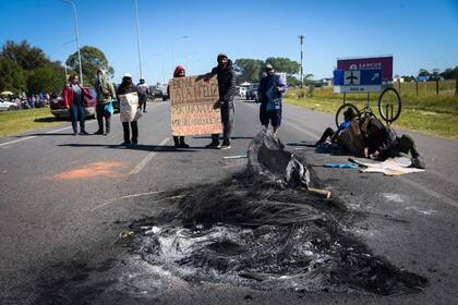 Verano: La temporada en la costa arrancó con la ruta 2 cortada por un piquete