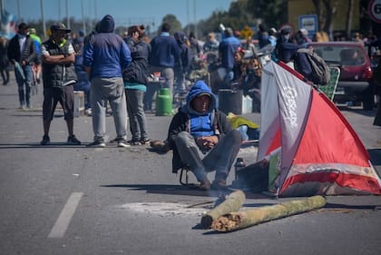 Verano: La temporada en la costa arrancó con la ruta 2 cortada por un piquete