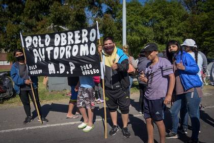 Con pancartas y una olla popular abarcaron las dos calzadas