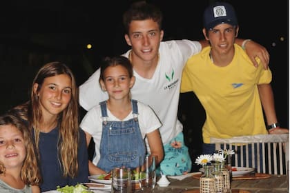 Verano reciente, en Uruguay: Barto Castagnola (de blanco) y Poroto Cambiaso, con sus hermanas, Lola Castagnola y Mia y Myla Cambiaso