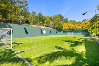 Verdadero fanático del fútbol, Stewart tiene en su mansión una pequeña cancha para jugar con sus amigos.