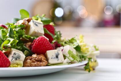 Agregar nueces a la dieta diaria es sencillo y versátil. Desde espolvorearlas sobre avena o yogur en el desayuno hasta darle un toque especial a las ensaladas (Archivo)