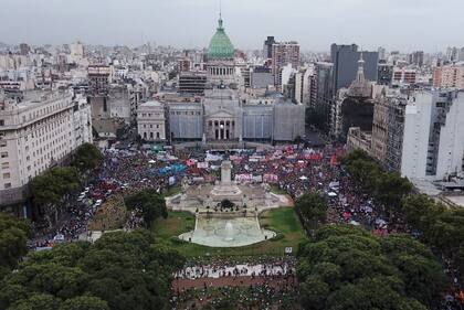Pañuelos verdes versus pañuelos celestes: el Congreso se prepara para otro debate histórico sobre el aborto