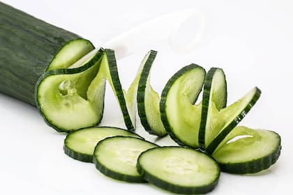 Verduras verdes con alto contenido de agua, como los pepinos, son excelentes para los perros que tienen mucho apetito o que necesitan perder peso (Archivo)