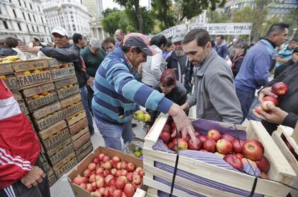 Productores de Entre Ríos, Río Negro y Neuquén regalan más de 20 mil kilos de frutas a los vecinos que se acercan