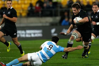 Vergallo no puede contenerlo: McCaw, ante los Pumas, en 2012